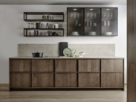 Küchenzeile in carameleiche mit Rahmenoptik, darüber Wandregale