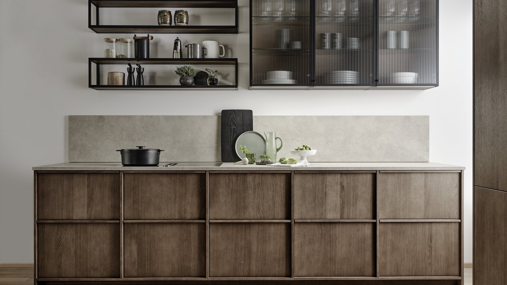 ewe Nordic in carameleiche, Küchenzeile in nordischer Frame-Optik Küchenzeile in carameleiche mit Rahmenoptik, darüber Wandregale