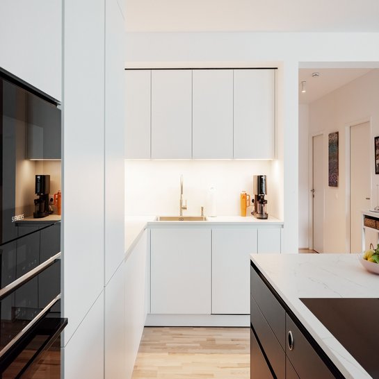 Zu den weißen Fronten wurden passende Fronten in eisengrau kombiniert.