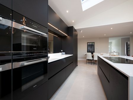 ewe nanoo® in onyxschwarz | Searle & Taylor, UK Kücheninsel und Küchenzeile in schwarz mit marmorfarbener Arbeitsplatte