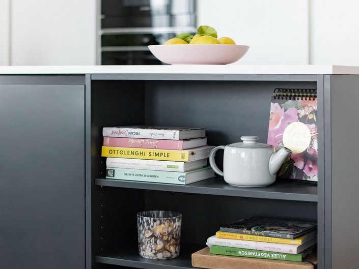 Die Korpusfarbe wurde bei diesem Element passend zu den Fronten in eisengrau gewählt.