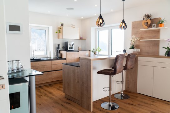 Harmonische Materialkombination aus eiche umbria, panna und metall grau.