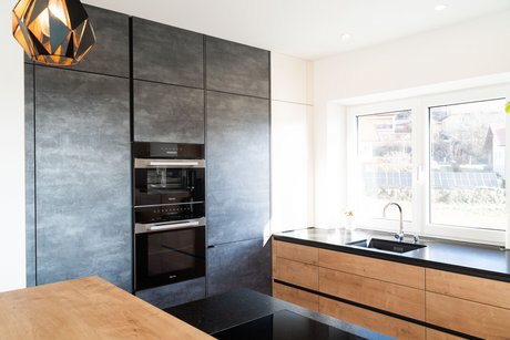 Der Backofen wurde ergonomisch in einem der Hochschränke eingebaut.