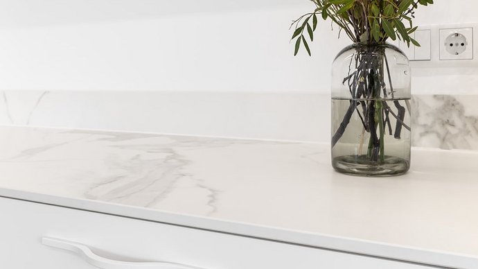 ewe Nuova in weiß | Groiss Wohnkultur Blumenstrauß auf weißem Unterschrank in der Küche