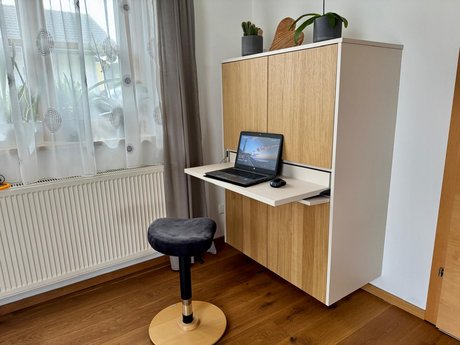 Schreibtischlösung mit ausklappbarer Arbeitsfläche – platzsparend und funktional gestaltet.