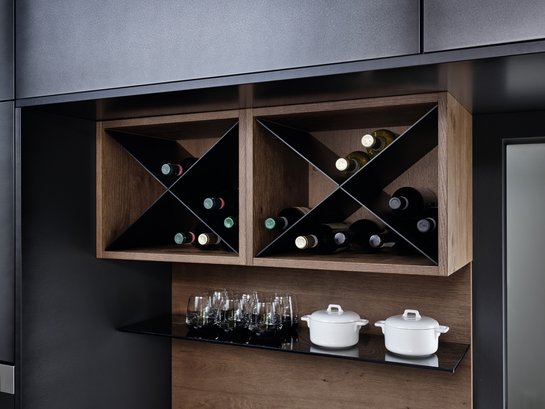 Eingebautes Weinregal unter den Oberschränken