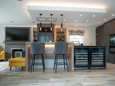 Stilvoll kombinierte Einbauküche in cabon metallic und kieselgrau.