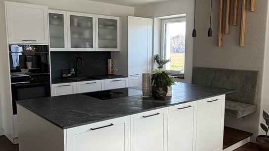 Kücheninsel im Hintergrund Küchenzeile