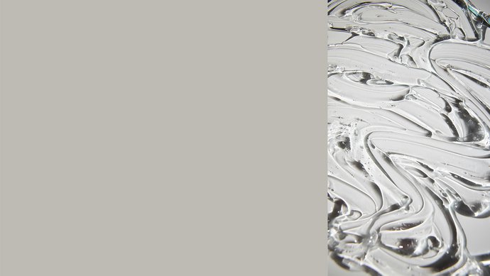 Farbkachel in kieselgrau, daneben ein farblich passendes natürliches Muster