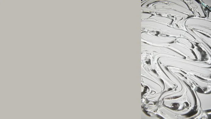 ewe nanoo® kieselgrau Farbkachel in kieselgrau, daneben ein farblich passendes natürliches Muster