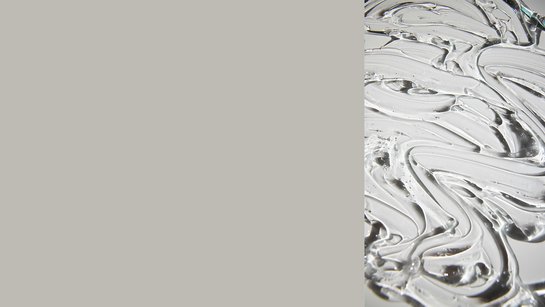 Farbkachel in kieselgrau, daneben ein farblich passendes natürliches Muster