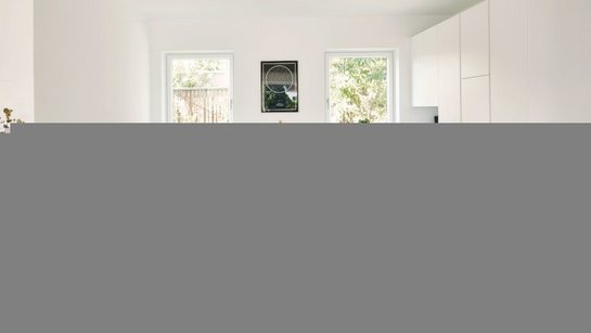 Inselküche in weiß lackiert matt mit Bar und schwarzen Barhockern