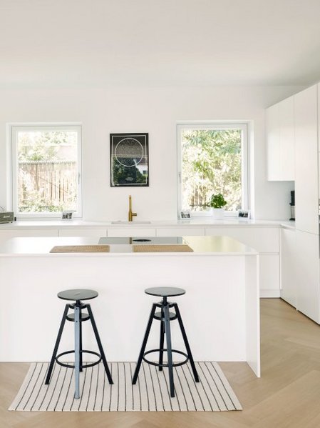 Inselküche in weiß lackiert matt mit Bar und schwarzen Barhockern