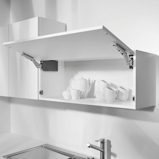 Bild von zwei Oberschränken, einer davon ist nach oben geklappt geöffnet