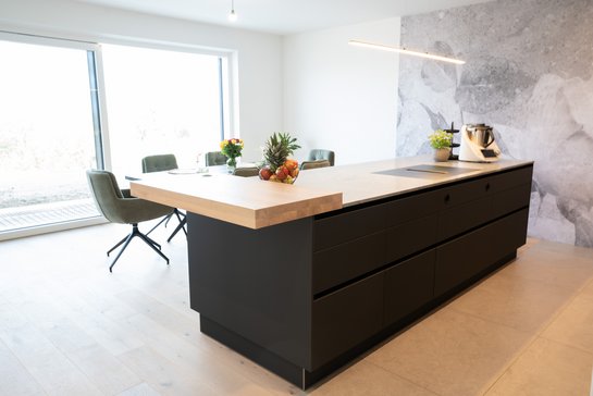 Eine kleine Theke wurde in die Kücheninsel integriert.