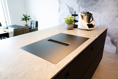 Das Kochfeld wurde flächenbündig eingebaut, um eine moderne Optik zu erzielen.