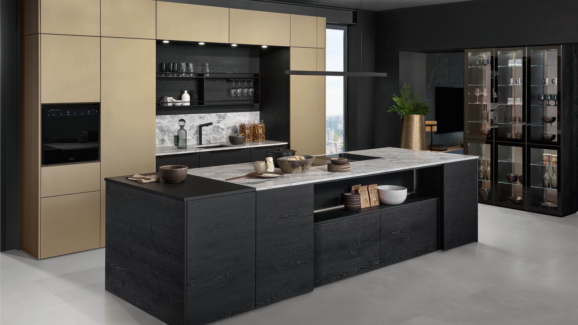 ewe Legno . ewe nanoo® in eiche schwarz . bronze metallic, schräge Hauptansicht Inselküche mit schwarzer Holz-Kücheninsel und bronzefarbigen Hochschränken