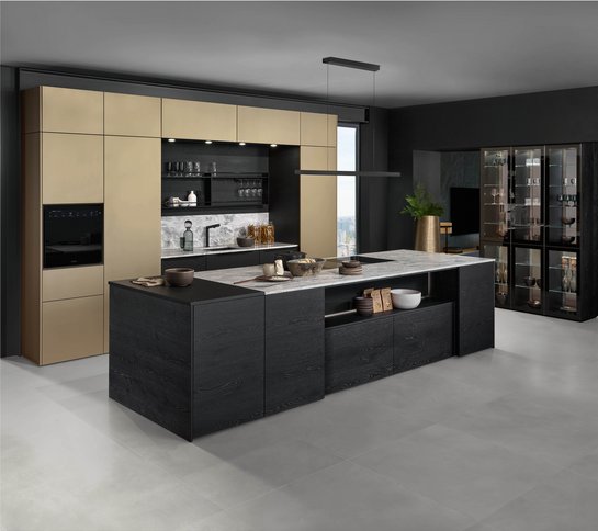 Inselküche mit schwarzer Holz-Kücheninsel und bronzefarbigen Hochschränken