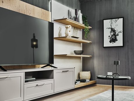 Wohnwand mit TV-Board in hellgrauem Landhausstil