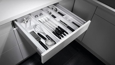 Abbildung einer offenen Schublade in der Küche mit ewe Besteckeinsatz