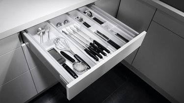 Abbildung einer offenen Schublade in der Küche mit ewe Besteckeinsatz