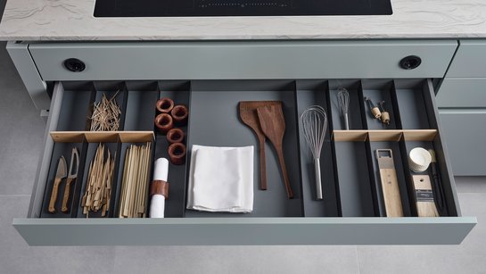 Besteckeinsatz mit Querteilern aus Holz und Anti-Rutsch-Matten in Küchenschublade