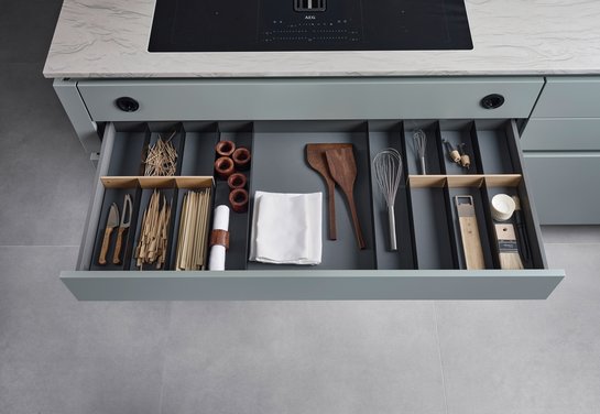 Besteckeinsatz mit Querteilern aus Holz und Anti-Rutsch-Matten in Küchenschublade