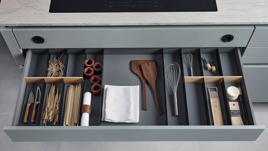 Besteckeinsatz mit Querteilern aus Holz und Anti-Rutsch-Matten in Küchenschublade