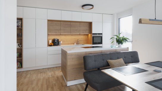 Die weißen Fronten dieser Inselküchen wurden perfekt mit weißen Sockelblenden abgestimmt.