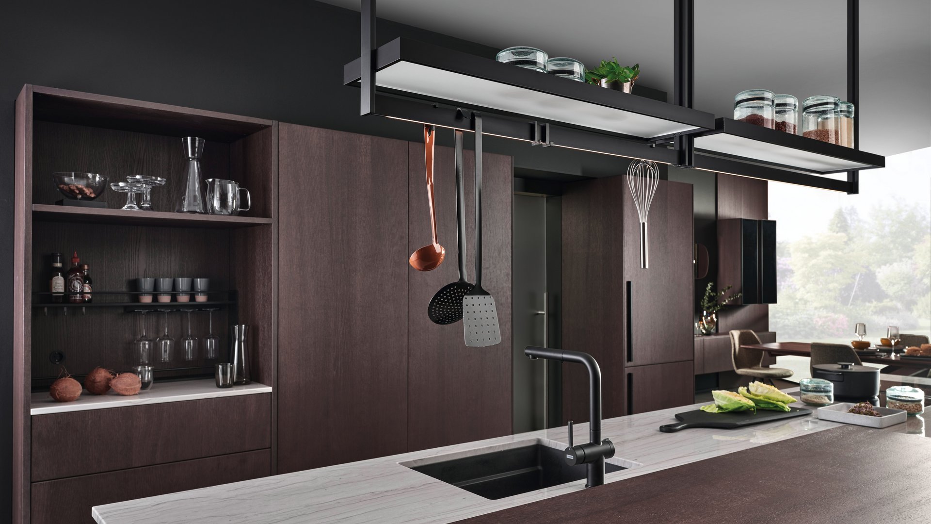 ewe Colora . ewe Nordic in matcha latte . eiche dunkel, Lichtbrücke Kücheninsel mit heller Arbeitsplatte und dunkler Barplatte, dahinter eine Hochschrankgruppe in eiche dunkel