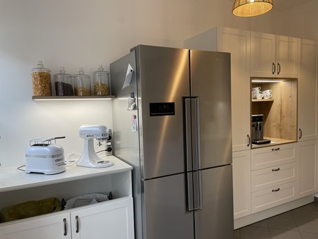 Flexibel gelöst: Der Kühlschrank steht offen im Raum und unterstreicht die luftige Planung der Küche.