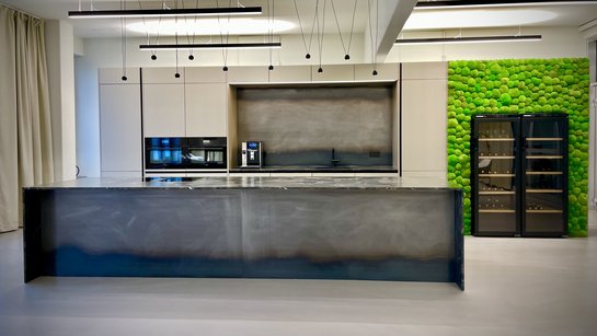 Diese Inselküche verbindet moderne Raffinesse mit intelligenten Details.