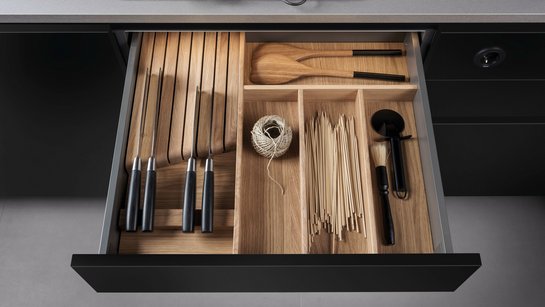 Besteckeinsatz inklusive Holz-Messereinsatz in offener Küchenschublade
