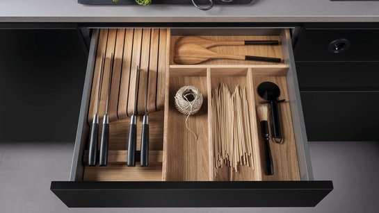 Besteckeinsatz inklusive Holz-Messereinsatz in offener Küchenschublade