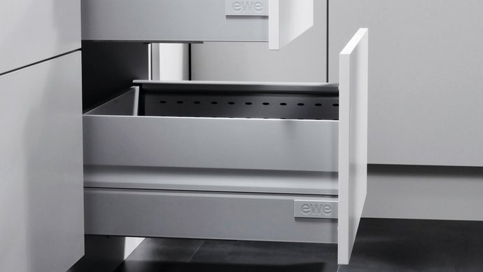 Seitliche Aufnahme von einem Küchenunterschrank mit drei geöffneten Schubladen