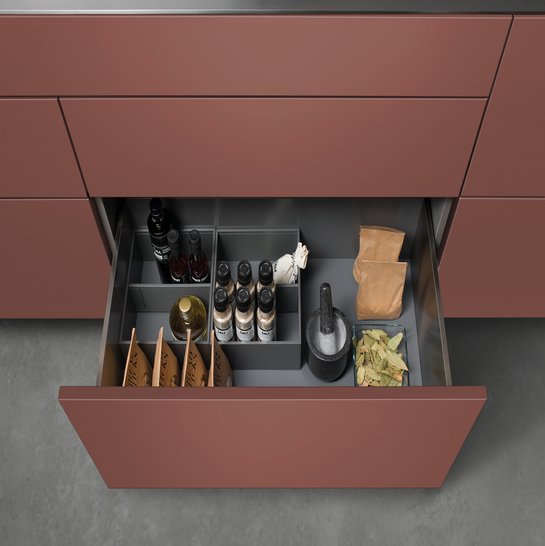 Offene Schublade in einer Küche mit Inneneinteilung für Vorräte