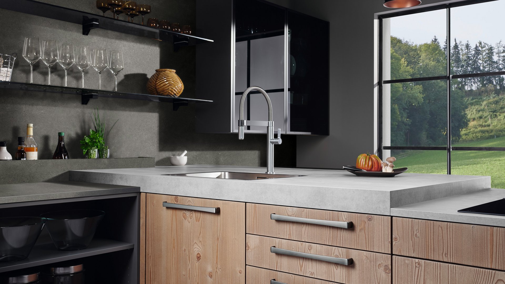 ewe Legno in lehmfichte, erhöhte Arbeitsfläche im Spülbereich Kücheninsel in lehmfichte mit Griffen und stärker dimensionierter Arbeitsplatte im Spülbereich