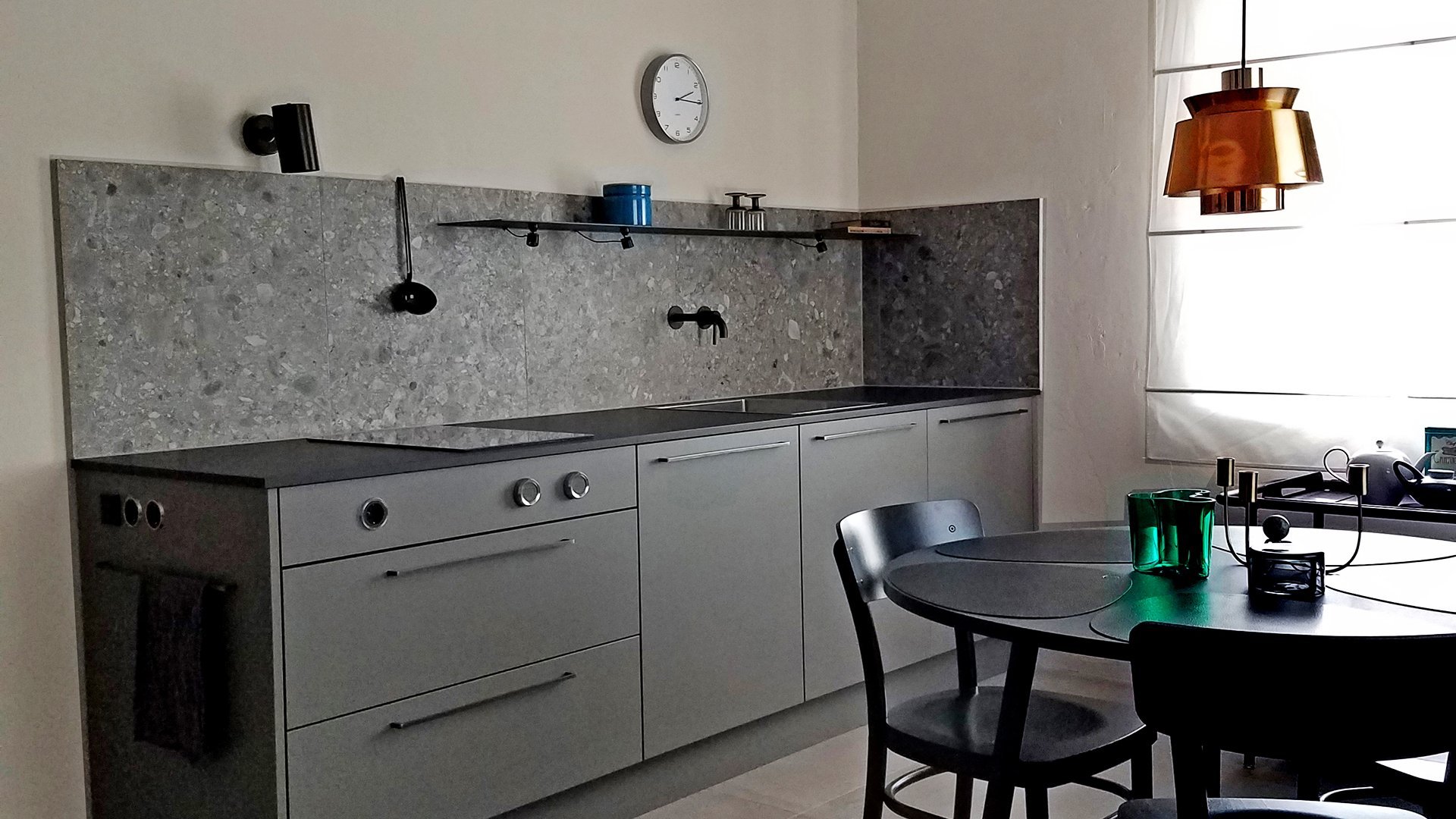 ewe nanoo® in basaltgrau | Pointinger Wohnen Sehr kleine kompakte Küchenzeile in grau mit grau gemusteter Rückwand ohne Oberschränke