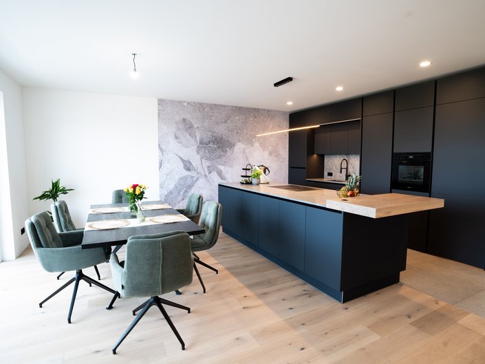 Diese moderne Küche besticht durch die Frontfarbe granitgrau.