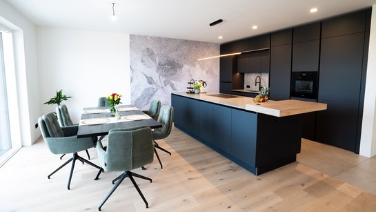 Diese moderne Küche besticht durch die Frontfarbe granitgrau.