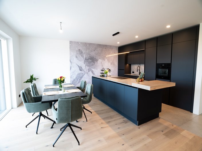 Diese moderne Küche besticht durch die Frontfarbe granitgrau.