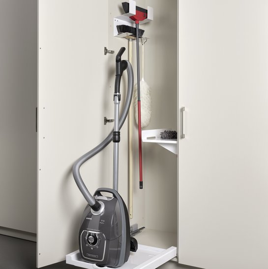 Stauraum-Hochschrank für Staubsauger und Besen | ewe store4more® Ein Hochschrank mit einem Auszug für den Staubsauger und einem Besenhalter.
