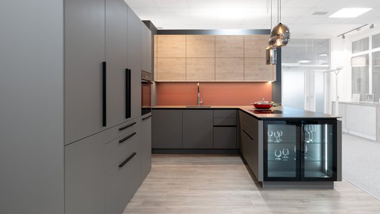 Einen luxuriösen Touch erhält die Küche durch die Glasschränke.