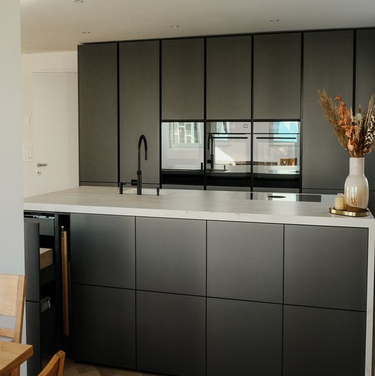 Dunkelgraue Inselküche