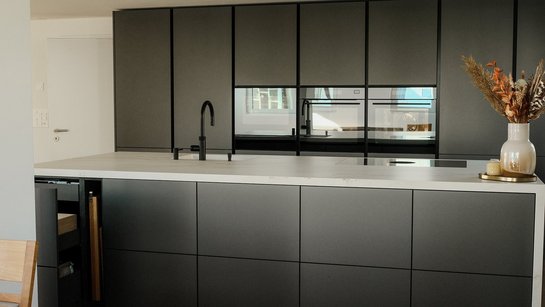 Dunkelgraue Inselküche