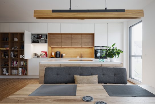 Bei dieser modernen Inselküche wurde der Kochbereich mit dem Essbereich verbunden.