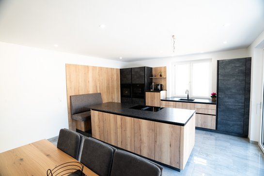 Inselküche in Holzoptik mit zwei Hochschränken in der Farbe metallgrau