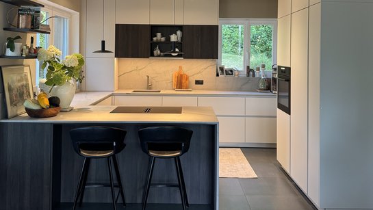 ewe nanoo® . ewe Sintesa in angoraweiß . eiche ganache | m/a designwerk Großzügige Arbeitsflächen und eine übersichtliche Aufteilung erleichtern die Nutzung im Alltag.