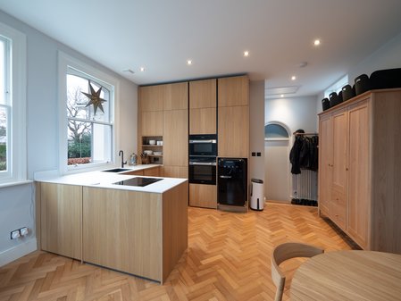 ewe Nordic in bergeiche | Potts Kitchens & Bathrooms Kompakte U-förmige Küche in hellem Holzfurnier mit Insel und Hochschränken