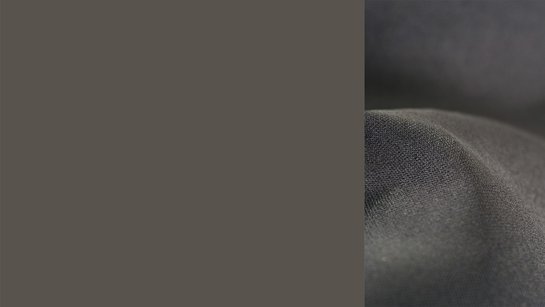 Farbkachel in basaltgrau, daneben ein farblich passender Stoff